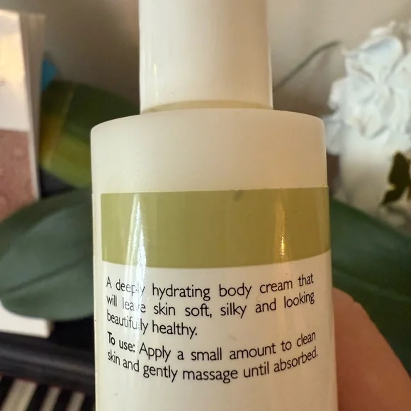 REN Clean Skincare Neroli and Grapefruit Body Cream - Picture 3 of 4